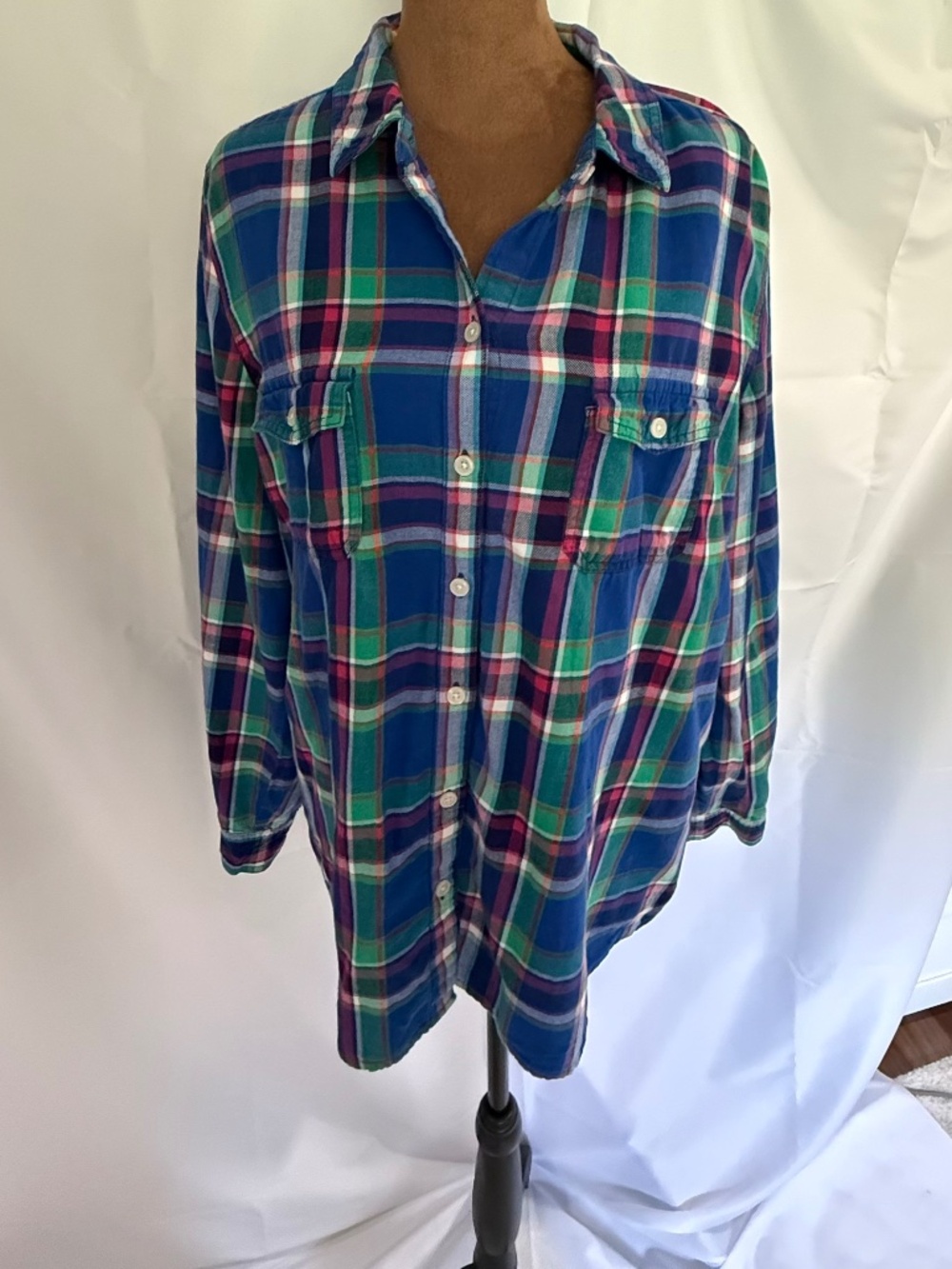 Classic and vibrant Old Navy plaid flannel long sleeve button-up shirt in women